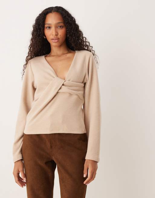ASOS DESIGN - Zachte top met blote schouder en knoopeffect in licht taupe