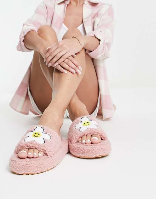 ASOS DESIGN Zahra Chaussons style claquettes chunky en imitation peau de mouton d tail fleuri Blush