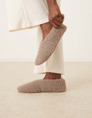 ASOS DESIGN - Zakki - Hausschuhe aus geripptem Teddyfell in Grau
