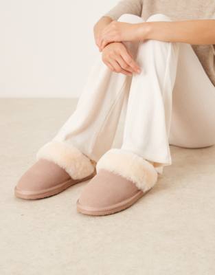 ASOS DESIGN - Zamber - Hochwertige Hausschuhe aus Wildleder in Rosa mit Lammfell-Design
