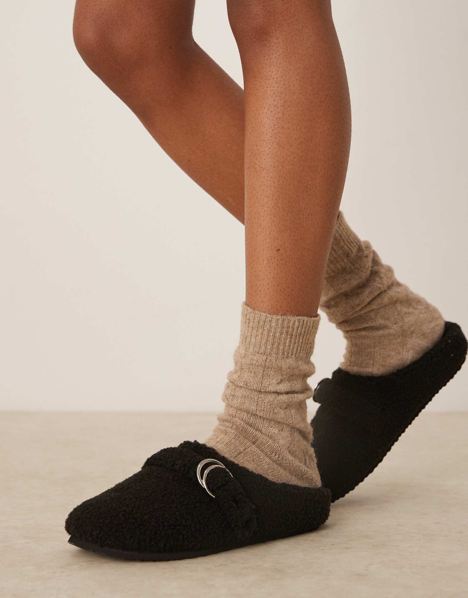 Черные плюшевые тапочки-сабо ASOS DESIGN с застежкой в виде судака