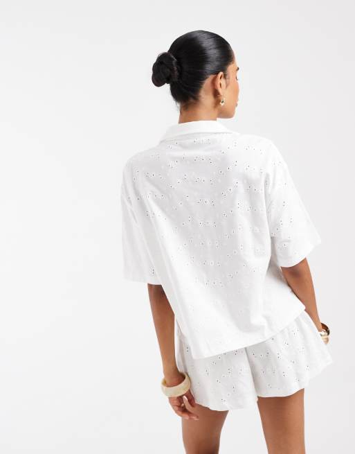 ASOS DESIGN – Zapinana na guziki biała koszula z dżerseju z kołnierzykiem i haftem angielskim, 3 z 4