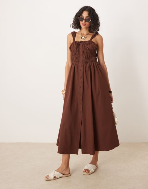 ASOS DESIGN – Zapinana na guziki czekoladowa letnia sukienka midi z wiązaniem z przodu