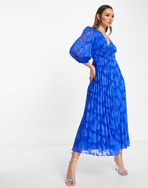 ASOS DESIGN – Zapinana na guziki marszczona w talii plisowana sukienka midi w kobaltowym kolorze w wypalony wzór