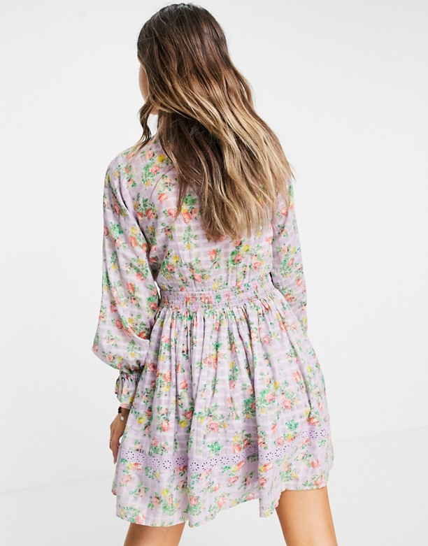  Niska Cena ASOS DESIGN – Zapinana na guziki sukienka mini z koronkową wstawką i elastyczną talią w kwiatowy wzÓr Fioletowy w kwiaty
