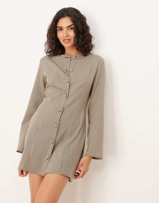 ASOS DESIGN – Zapinana na guziki sukienka mini z ozdobnymi szwami w brązową kratkę