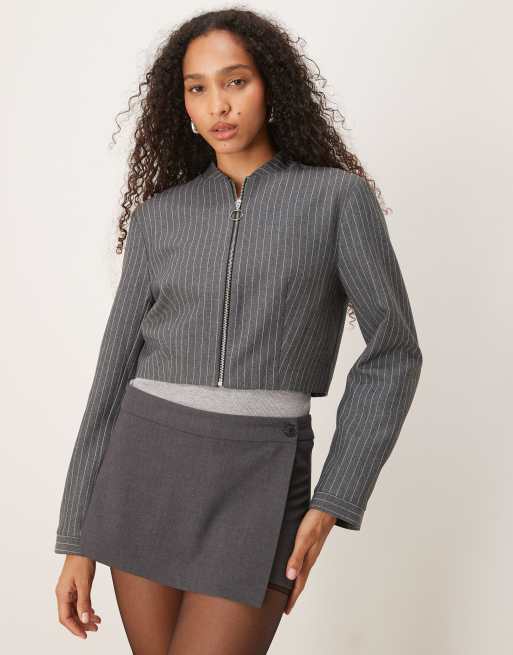 ASOS DESIGN – Zapinana na zamek dopasowana szara marynarka w prążki o krótkim fasonie