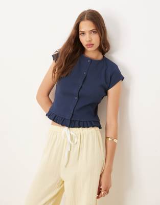 ASOS DESIGN – Zapinany na guziki prążkowany granatowy top z krótkim rękawem i falbanką - view 1