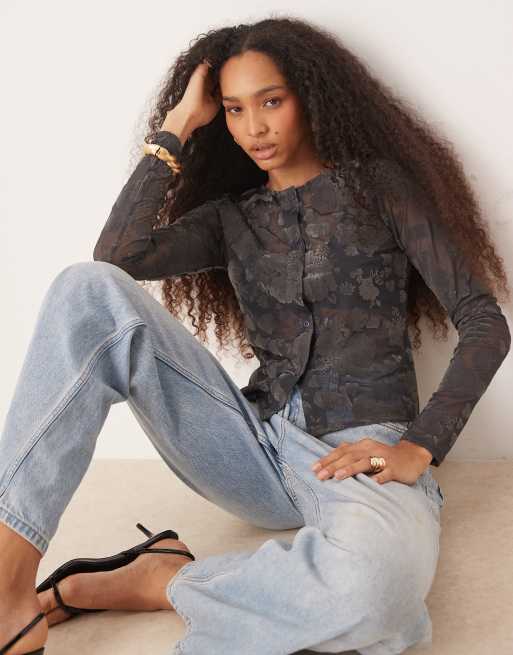 ASOS DESIGN – Zapinany na guziki szaroniebieski prześwitujący siateczkowy top o krótkim fasonie z flokowanym kwiatowym wzorem
