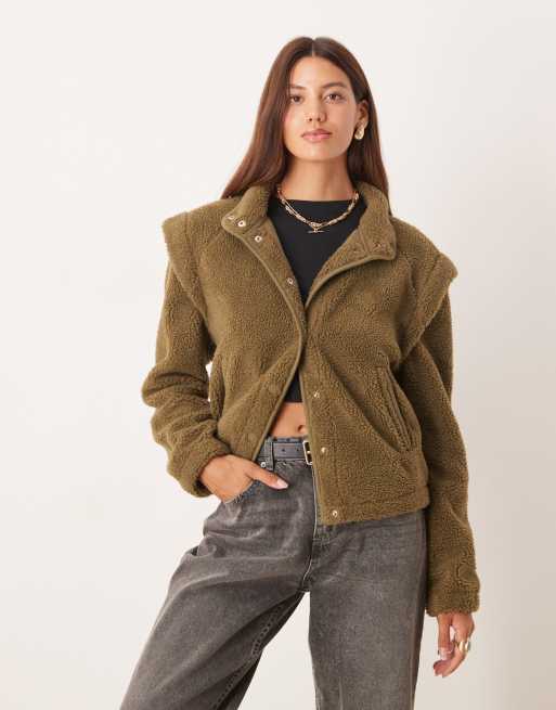ASOS DESIGN – Zapinany na zamek polar ze sztucznego kożuszka z podkreślonymi ramionami w kolorze zgniłej zieleni