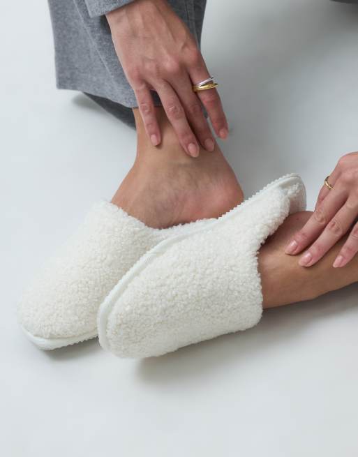 ASOS DESIGN Zaria chaussons fermés en sherpa crème, 2 de 4