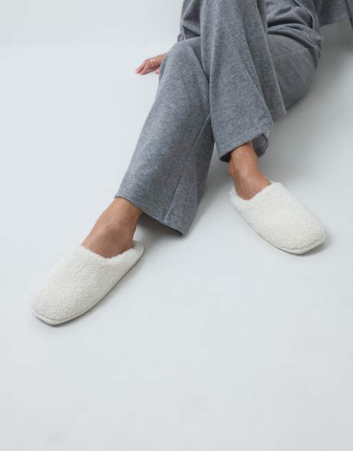 ASOS DESIGN Zaria lukkede slippers i creme borg, 4 af 4