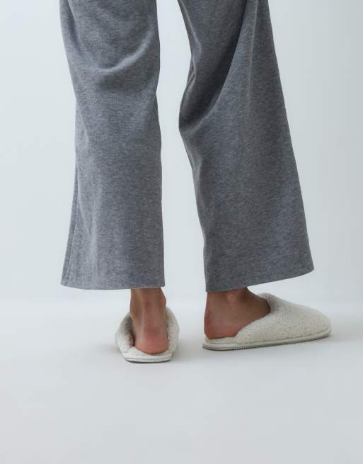 ASOS DESIGN Zaria pantuflas cerradas en borg crema, 3 de 4