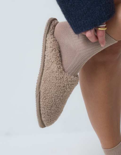 ASOS DESIGN Zaria pantuflas cerradas en borg topo, 2 de 4