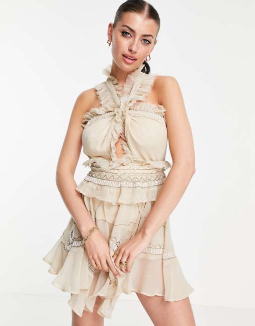 ASOS DESIGN – Zdobiona warstwowa sukienka mini z dekoltem halter i postrzępionym wykończeniem