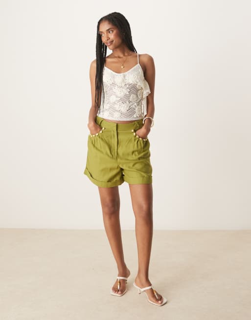 ASOS DESIGN – Zdobione perłami dopasowane trapezowe szorty z materiału przypominającego len w kolorze oliwkowym