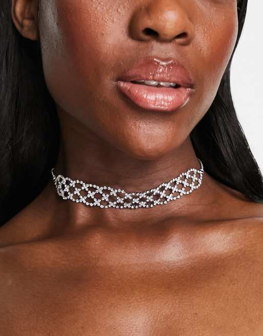 ASOS DESIGN – Zdobiony kryształkami w falisty wzór naszyjnik choker w odcieniu srebra