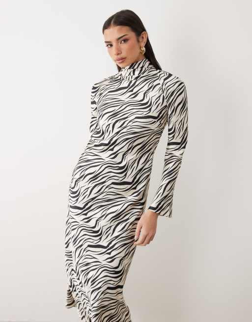 ASOS DESIGN – Zebramönstrad, diagonalskuren maxiklänning med hög krage, 3 av 4