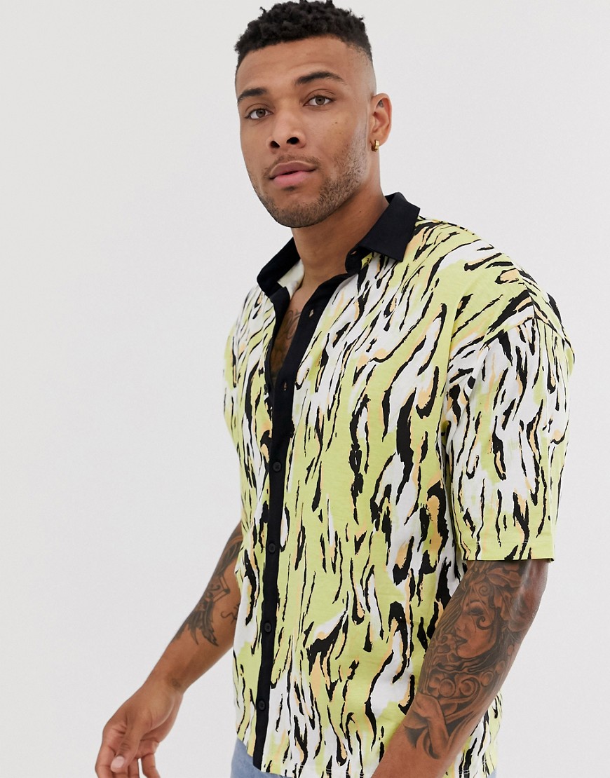 ASOS DESIGN – Zebramönstrad jerseyskjorta i ekologisk bomull med platt krage och oversize-passform-Flerfärgad