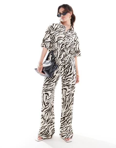 ASOS DESIGN – Zebramönstrade, texturerade byxor i linnestil med låg midja, del av set - view 1