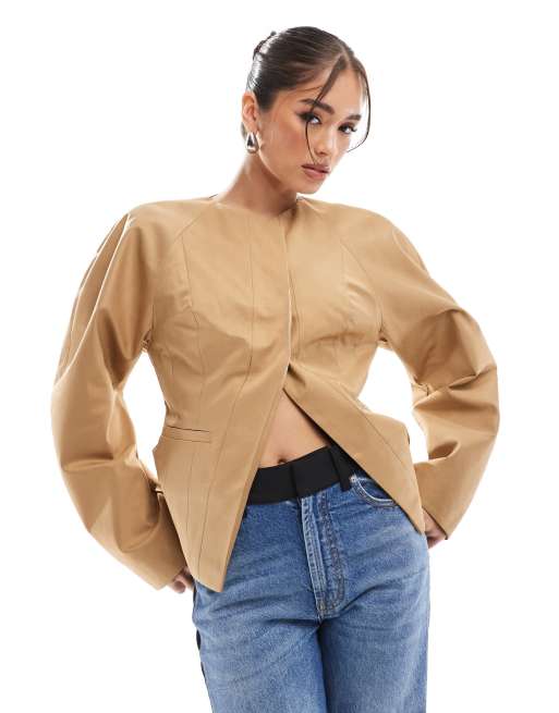 ASOS DESIGN – Zebrana w talii camelowa marynarka z obszernymi rękawami