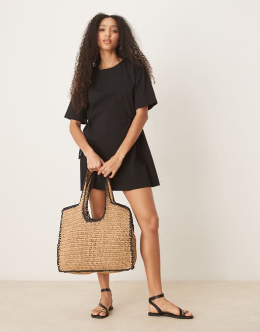 ASOS DESIGN – Zebrana w talii czarna sukienka koszulowa z wiązaniem z boku