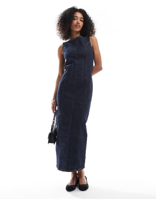 ASOS DESIGN – Zebrana w talii jeansowa sukienka maxi z rozcięciem z przodu w kolorze indygo