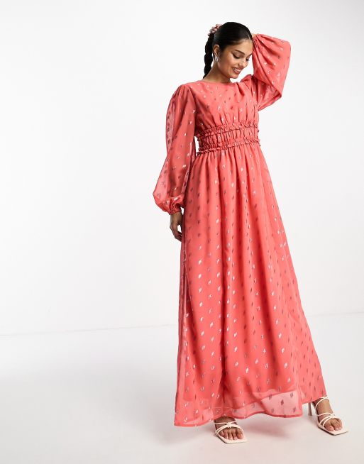 ASOS DESIGN – Zebrana w talii koralowa szyfonowa sukienka maxi w metaliczne kropki 