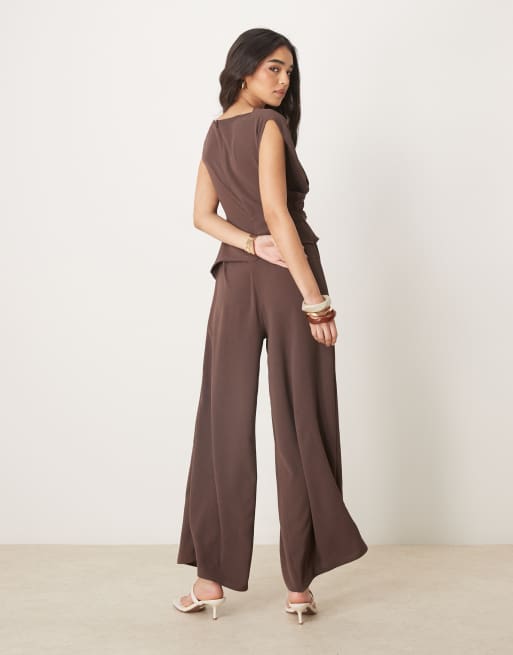 ASOS DESIGN – Zebrany w talii czekoladowy kombinezon bez rękawów, 3 z 4