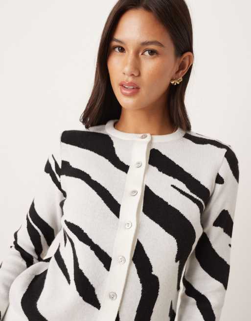 ASOS DESIGN – Zebrarandig, stickad kofta med mjuk känsla, 3 av 4