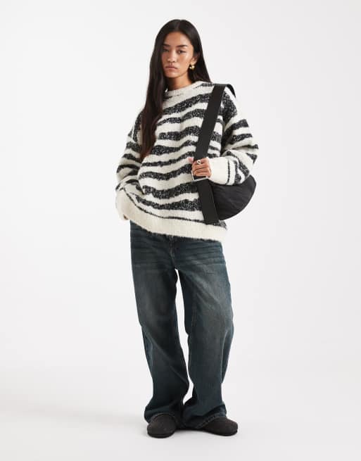 ASOS DESIGN – Zebrarandig tröja i bouclé med rund halsringning, boxig passform och cocoon-ärmar, 3 av 4