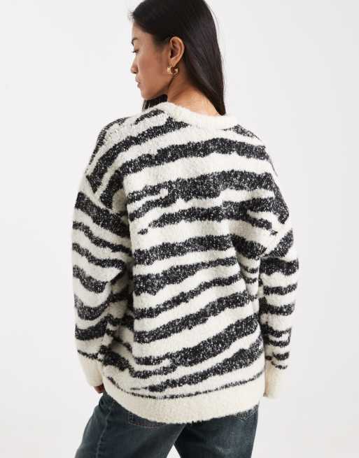ASOS DESIGN – Zebrarandig tröja i bouclé med rund halsringning, boxig passform och cocoon-ärmar, 4 av 4