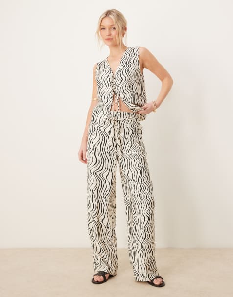 ASOS DESIGN – Zebrarandigt set i linneimitation med snirkligt tryck, topp med knytning framtill och byxor - view 1