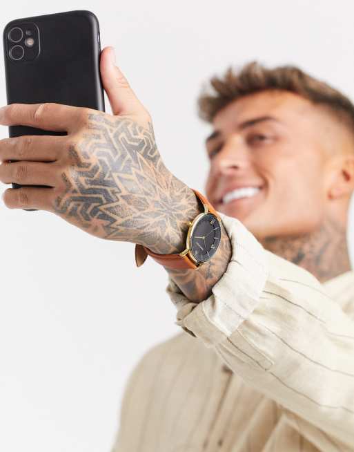 ASOS DESIGN – Zegarek z brązowym paskiem i złotą kopertą, 4 z 4