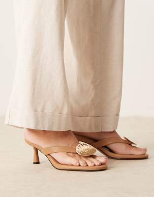 ASOS DESIGN - Zehenstegsandalen in Camel mit mittelhohem Absatz und Münzdetail-Neutral