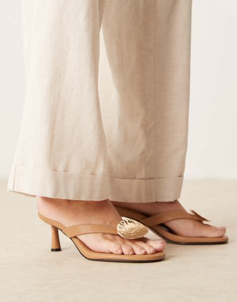ASOS DESIGN – Zehenstegsandalen in Camel mit mittelhohem Absatz und Münzdetail - view 1