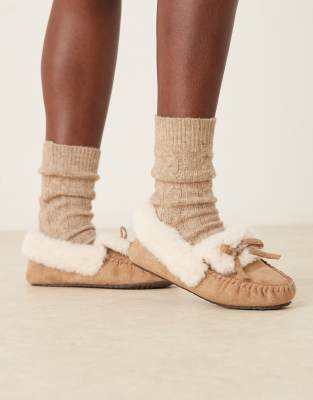 ASOS DESIGN - Zelda - Mokassin-Hausschuhe aus Wildlederimitat in Hellbraun-Brown
