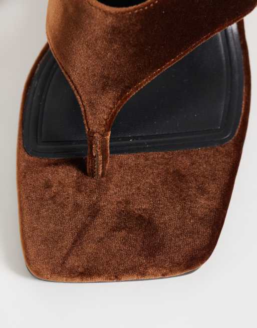 ASOS DESIGN zeppe infradito Hiccup in velluto ambrato, 3 di 5