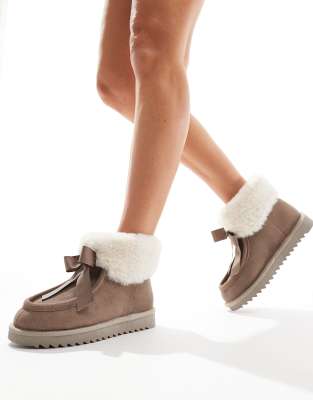 ASOS DESIGN - Zeppy - Hochwertige Bootie-Hausschuhe aus Wildleder in Taupe mit Schleifendetail-Neutral