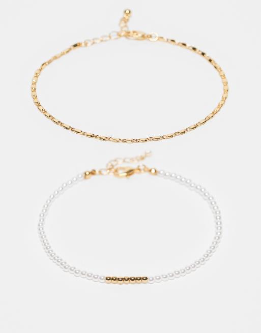 ASOS DESIGN – Zestaw 2 bransoletek na kostkę pozłacanych 14-karatowym złotem ze sztucznymi perełkami i delikatnym łańcuszkiem