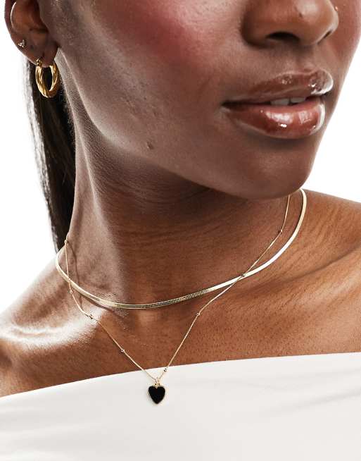 ASOS DESIGN – Zestaw 2 naszyjników z łańcuszka w kolorze złota z czarnym emaliowanym serduszkiem