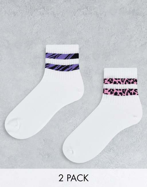 ASOS DESIGN – Zestaw 2 par białych skarpetek do kostki z paskami w zwierzęcy wzór