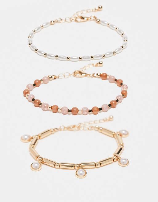 ASOS DESIGN – Zestaw 3 bransoletek w kolorze złota z zawieszkami ze sztucznymi perełkami