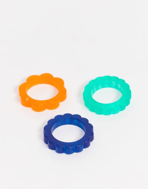 ASOS DESIGN – Zestaw 3 plastikowych pierścionków w kształcie kwiatów