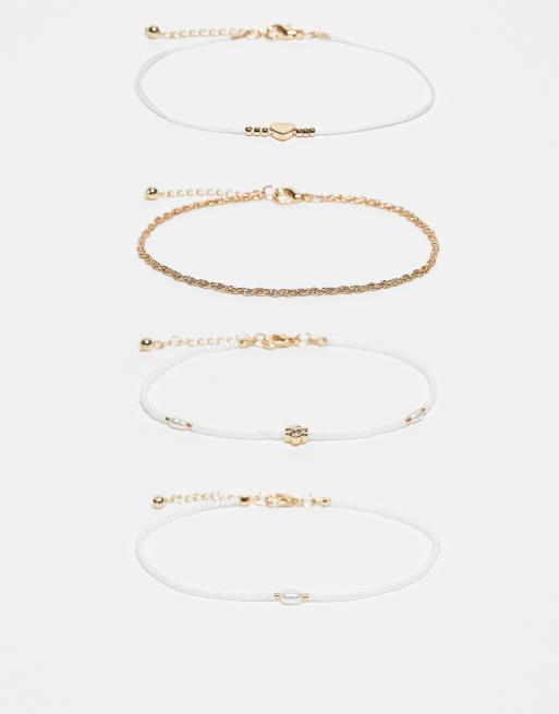 ASOS DESIGN – Zestaw 4 bransoletek na kostkę z białymi koralikami, sztucznymi perłami i zawieszką w kształcie serca w kolorze złota