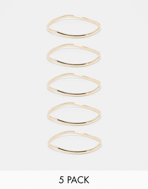 ASOS DESIGN – Zestaw 5 bransoletek typu bangla z abstrakcyjnym falistym wzorem w odcieniu złota