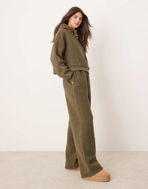ASOS DESIGN – Zestaw odzieży domowej ze sztucznego kożuszka w kolorze khaki: krótka bluza z kapturem i spodnie z szerokimi nogawkami