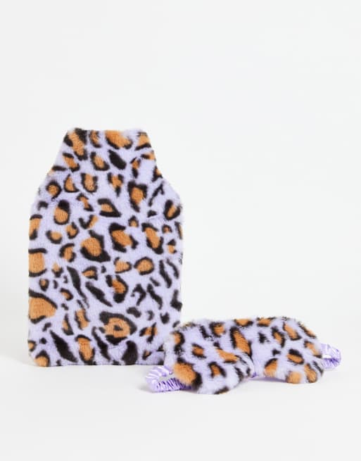 ASOS DESIGN – Zestaw podarunkowy w kolorze liliowym z imitacji futra we wzór w cętki: termofor i maska na oczy
