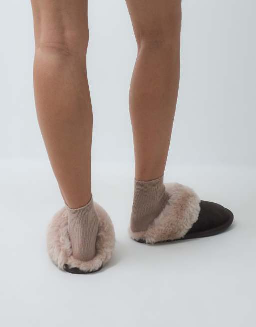 ASOS DESIGN Zeus pantofole premium in montone color cioccolato, 3 di 4