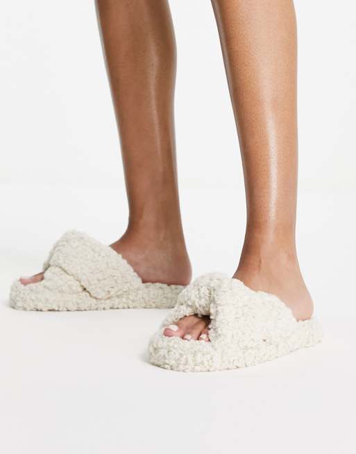 ASOS DESIGN Zeve Chaussons style mules brides torsad es en imitation peau de mouton Cr me